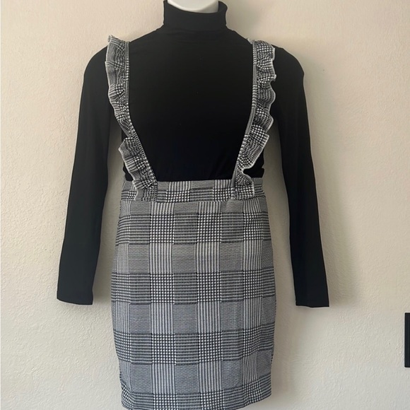 Solid mock neck tee & ruffle trim suspender skirt - Picture 4 of 7